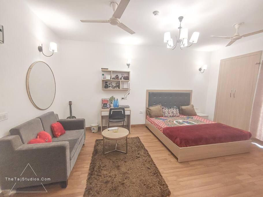 Top Luxury & Couple Friendly Stay Gp By Taj Suites & Studios #New Year Party & Stay Noida Ngoại thất bức ảnh