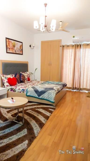 Top Luxury & Couple Friendly Stay Gp By Taj Suites & Studios #New Year Party & Stay Noida Ngoại thất bức ảnh