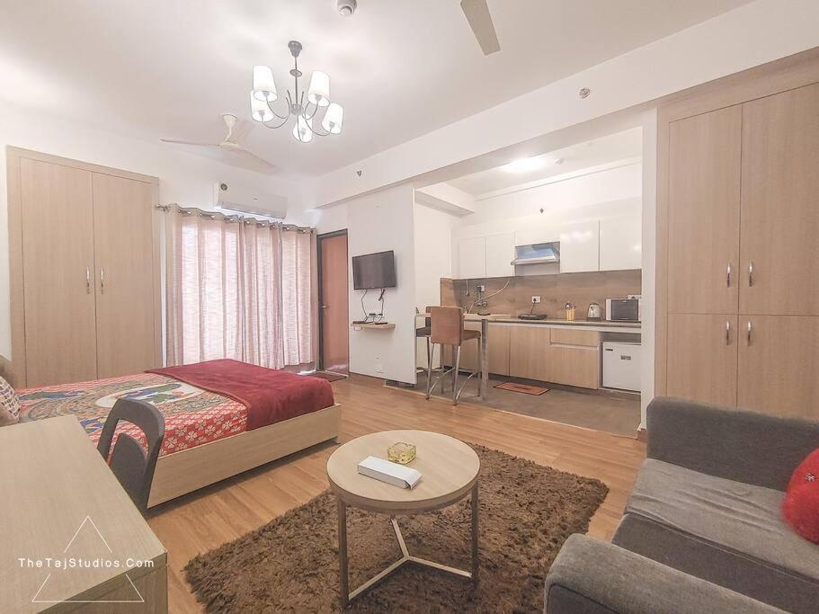 Top Luxury & Couple Friendly Stay Gp By Taj Suites & Studios #New Year Party & Stay Noida Ngoại thất bức ảnh